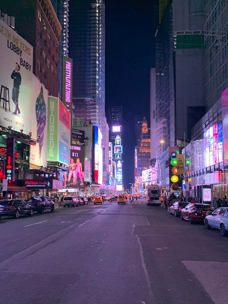 Rue et bâtiments de la ville la nuit