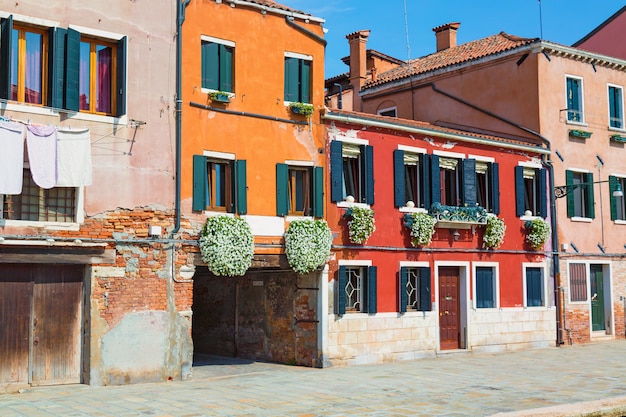 Rue de belles maisons colorées de Venise, Italie