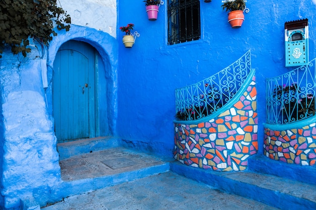 Rue bleue et maisons à Chefchaouen Maroc