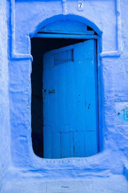 Rue bleue et maisons à Chefchaouen Maroc