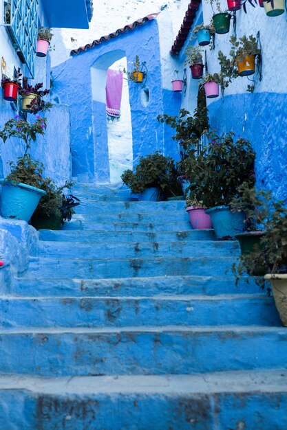 Photo rue bleue et maisons à chefchaouen maroc
