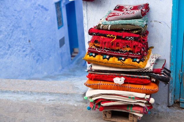 Rue bleue et maisons à Chefchaouen Maroc