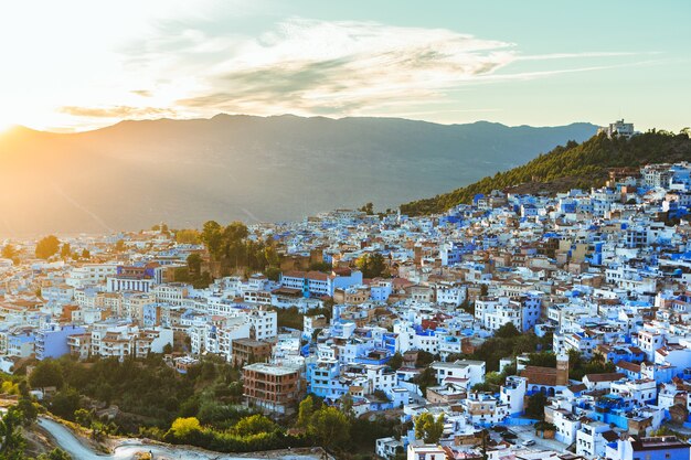 Rue bleue et maisons à Chefchaouen Maroc