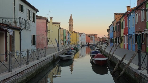 Rue calme avec canal et maisons colorées dans l'île de Burano en Italie