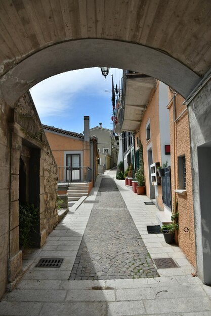 Photo une rue de castelgrande, un village de la basilicate, en italie