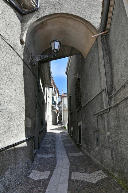 Une rue de Castelgrande, un village de la province de Potenza en Basilicate, en Italie