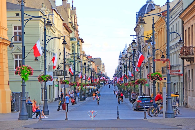 Rue centrale de Lodz décorée de drapeaux polonais Jeune femme marchant le long d'une rue de la ville Vue de la rue principale de Lodz Rue centrale de Lodz Piotrkowska dans l'après-midi