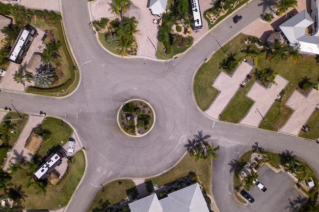 Une rue avec un cercle au milieu et une maison en arrière-plan