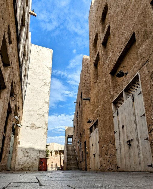 Photo une rue avec un ciel bleu et un bâtiment