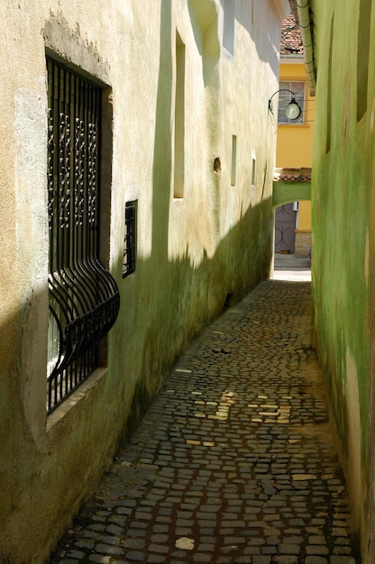 La rue de la corde est la rue la plus étroite de la ville de Brasov, en Roumanie.