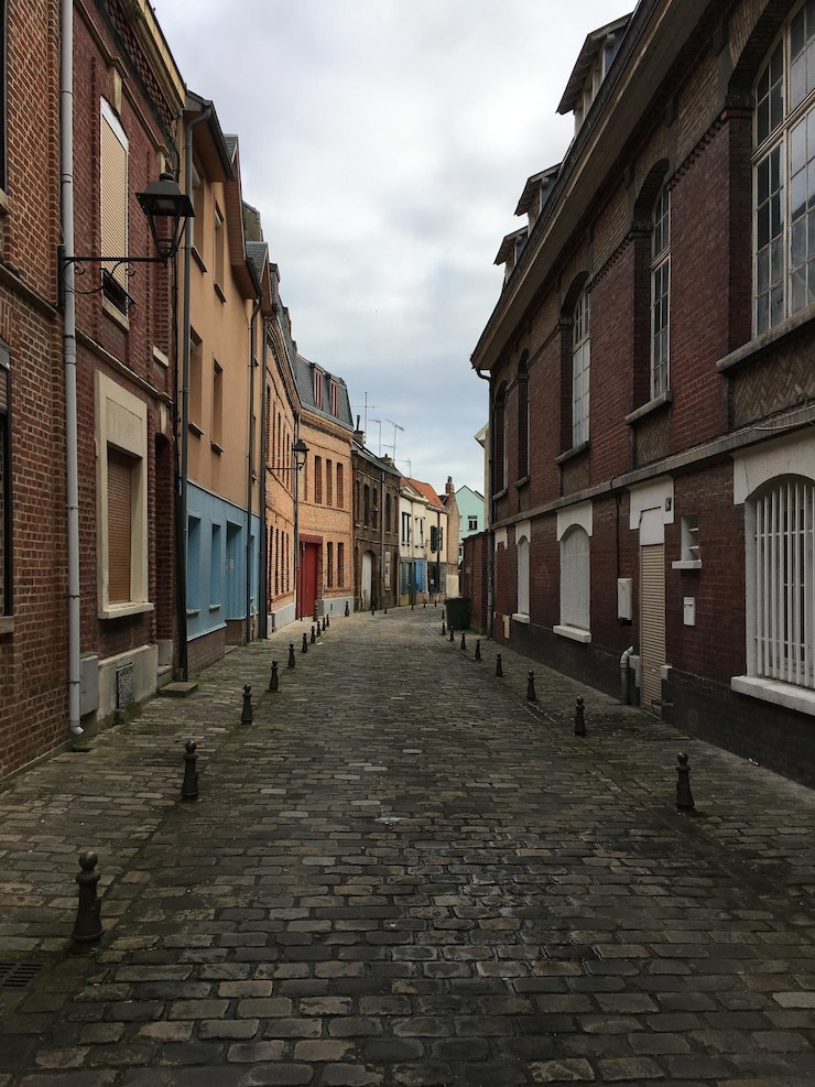 Photo rue damiens maisons en briques ruelle vide au milieu des bâtiments de la ville