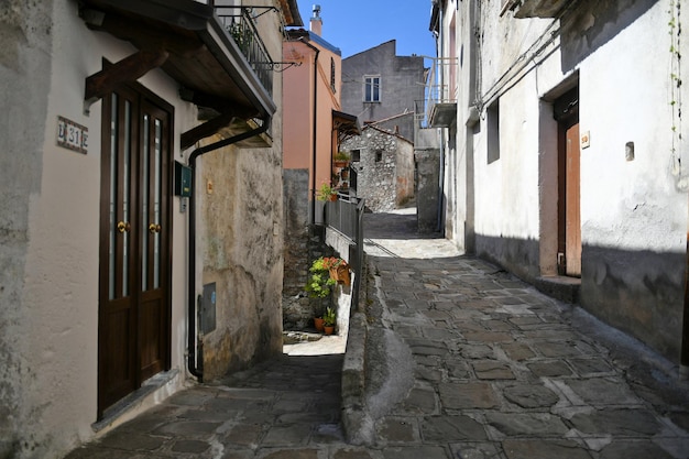 Une rue dans le centre historique de Castelsaraceno, une vieille ville de la région de la Basilicate, en Italie