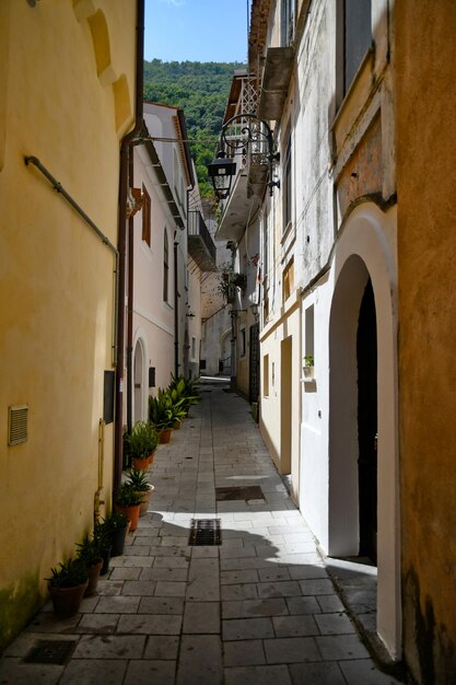 Photo une rue dans le centre historique de maratea, une vieille ville de la région de la basilicate, en italie