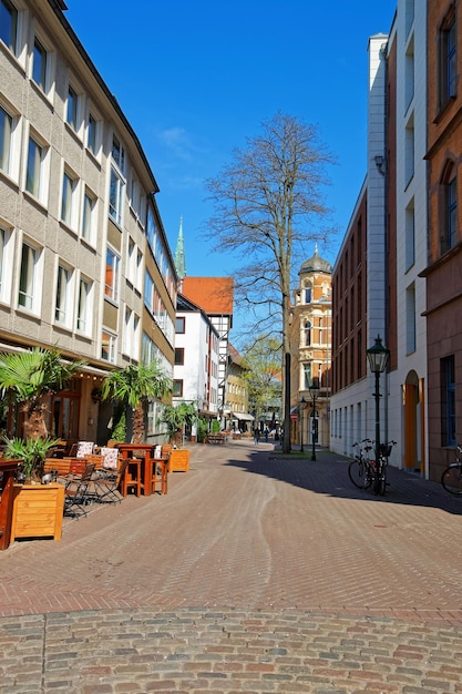 Rue dans le centre de la vieille ville de Hanovre en Allemagne. Hanovre ou Hanovre est une ville de Basse-Saxe en Allemagne. Touristes à proximité
