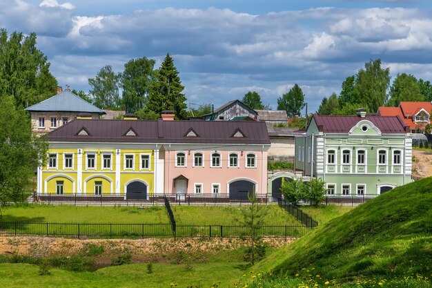 Rue dans le village de Vyatskoe en Russie