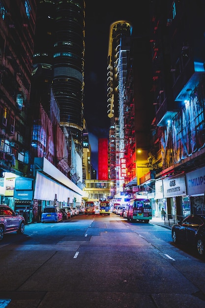 Rue dans une ville éclairée la nuit