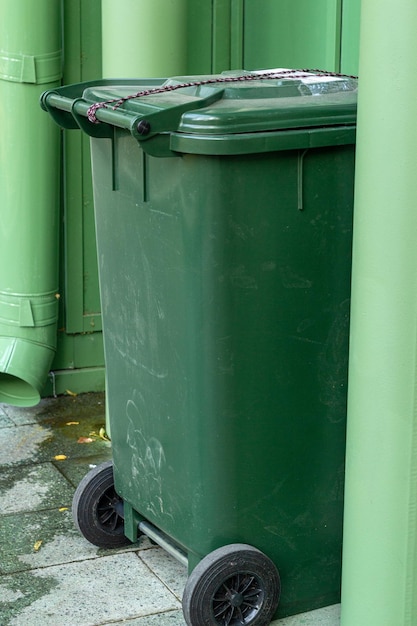 Rue des déchets verts en plastique collectant les déchets alimentaires