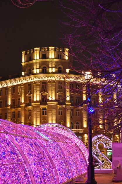 Rue décorée au centre de Moscou