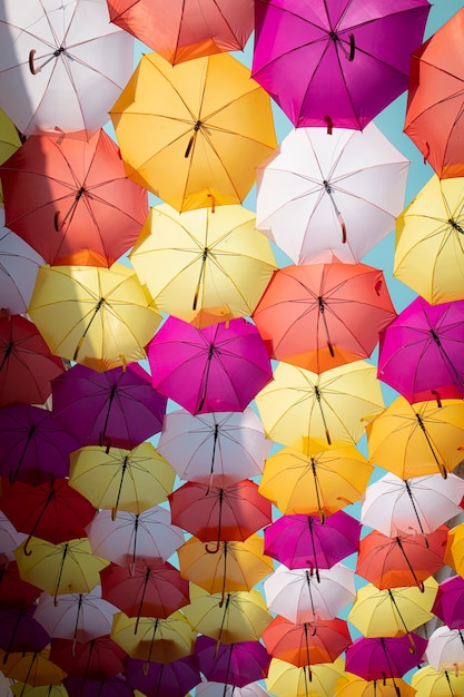 Rue décorée de parapluies colorés à Agueda Portugal