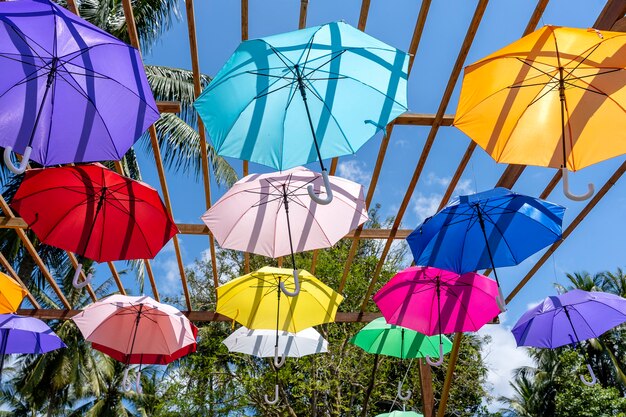 Rue décorée de parapluies colorés, île de Koh Phangan, Thaïlande. Parapluies colorés suspendus, à l'extérieur