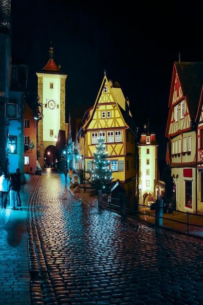 Rue décorée pour le Nouvel An et le marché de Noël à Rothenburg ob der Tauber Bavière Allemagne 22 décembre 2022