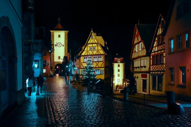 Rue décorée pour le Nouvel An et le marché de Noël à Rothenburg ob der Tauber Bavière Allemagne 22 décembre 2022