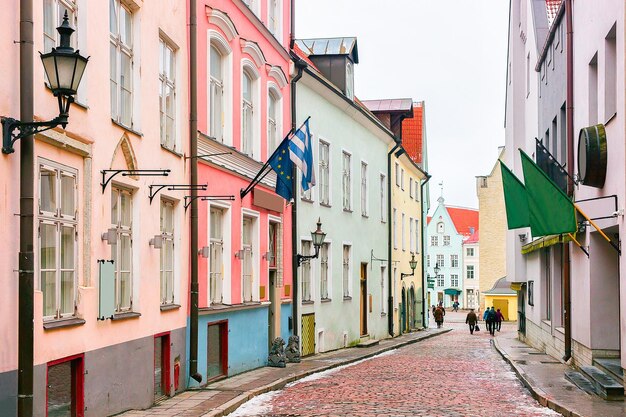 Rue avec drapeaux dans la vieille ville de Tallinn, Estonie en hiver.