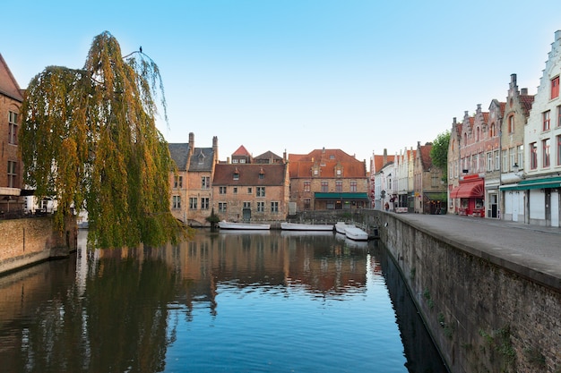 Rue du canal coloré dans la vieille ville historique, Bruges, Belgique