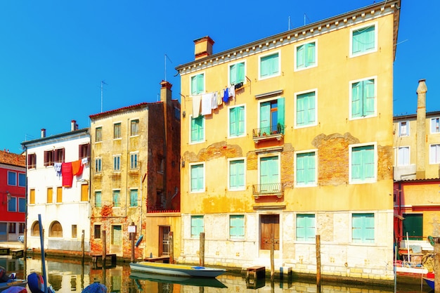 Rue du canal traditionnel avec gondoles et bateaux