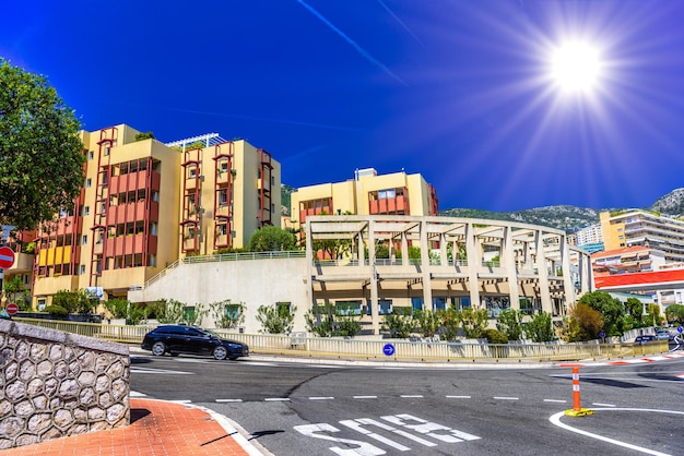 Photo rue du centre-ville avec maisons et hôtels la condamine montecarlo monaco cote d'azur french riviera