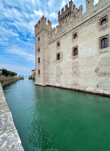 Rue du château de Scaligero à Sirmione au lac de garde en Italie en été