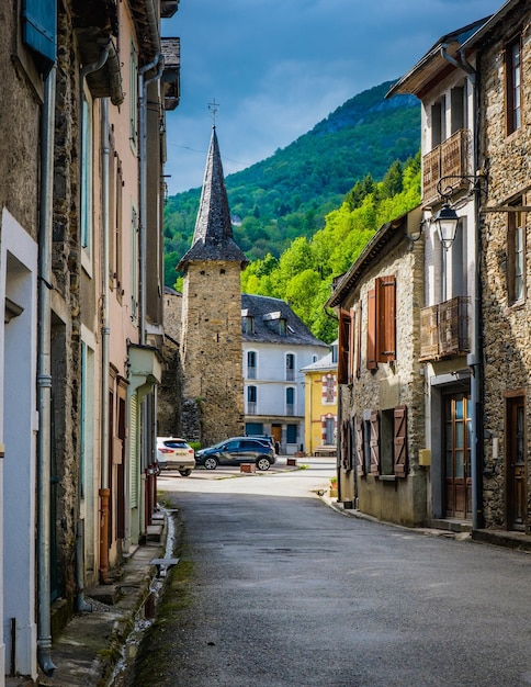 La rue du petit village de Sentein avec vue sur le clocher de l'église, dans les Pyrénées françaises