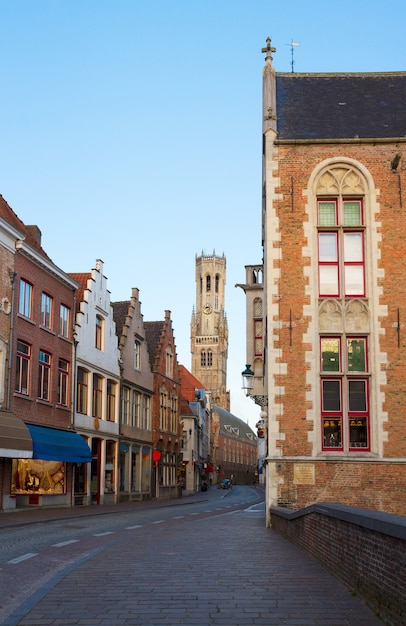 Rue du vieux Bruges avec la tour de Belfort, Belgique