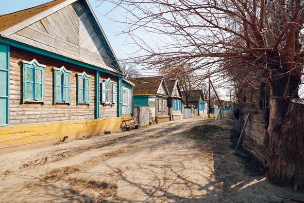 Rue du village avec maisons en bois à un étage