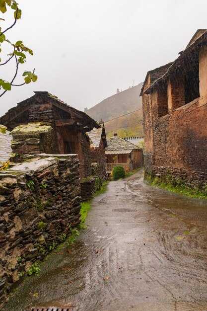 Rue du village rural de San Emiliano dans les Asturies