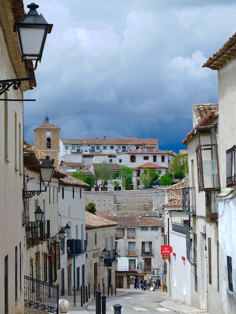 La rue du village touristique de Chinchon Community sous un ciel dramatique au printemps