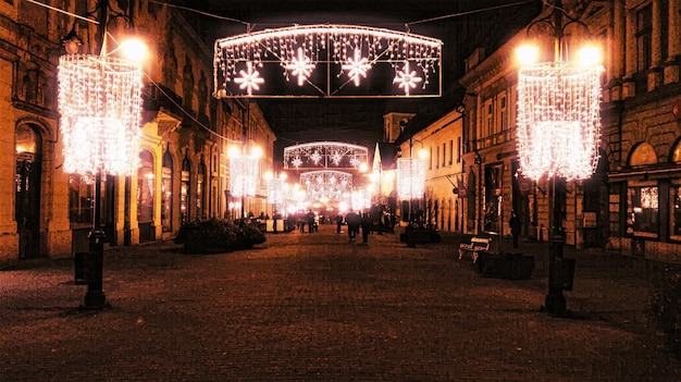 Photo une rue éclairée la nuit.