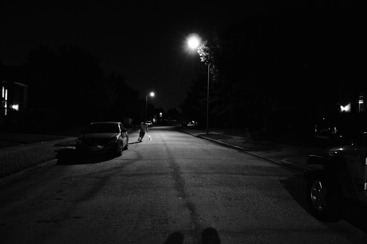 Photo une rue éclairée la nuit.