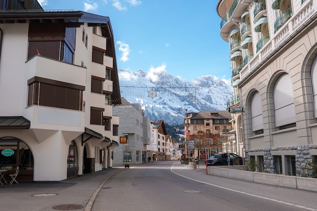 La rue Engelberg, sereine avec son charme alpin, possède des bâtiments de luxe.