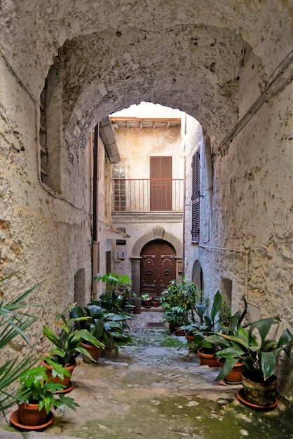 Une rue entre de vieux bâtiments en pierre médiévaux de Sonnino, une ville historique du Lazio, en Italie