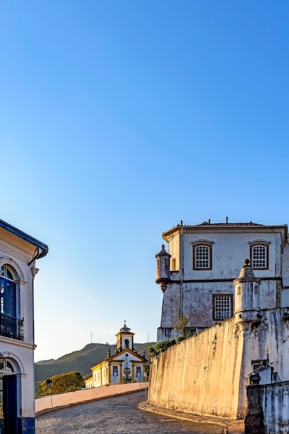 Rue d'entrée de la ville d'Ouro Preto avec ses pavés, ses églises et ses bâtiments historiques