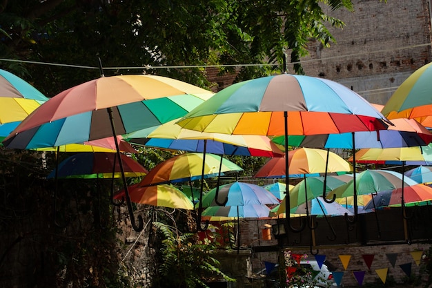 La rue est décorée de nombreux parapluies ouverts de couleur rouge