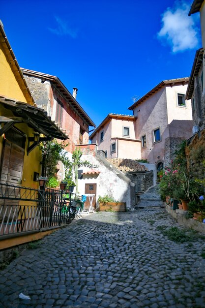 Photo une rue étroite à anguillara sabazia, une vieille ville de la région du latium en italie