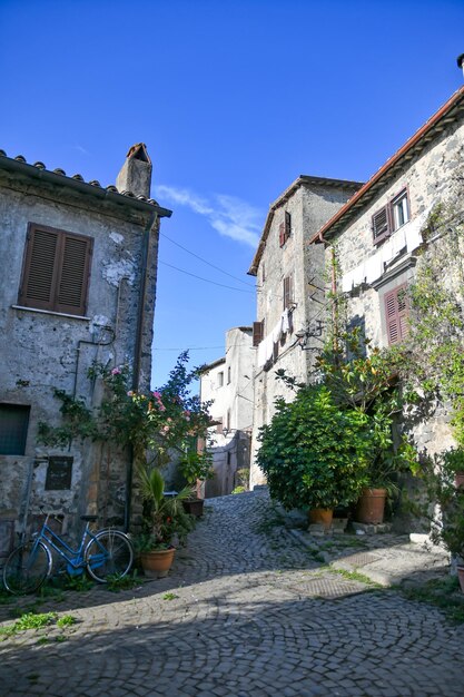 Photo une rue étroite à bracciano, une vieille ville de la région du latium, en italie