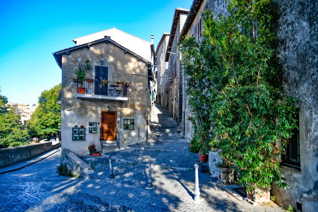 Photo une rue étroite à bracciano, une vieille ville de la région du latium, en italie