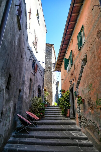 Photo une rue étroite à bracciano, une vieille ville de la région du latium, en italie