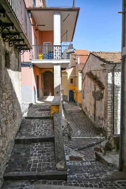 Une rue étroite de Carpinone, une ville médiévale de la région de Molise, en Italie