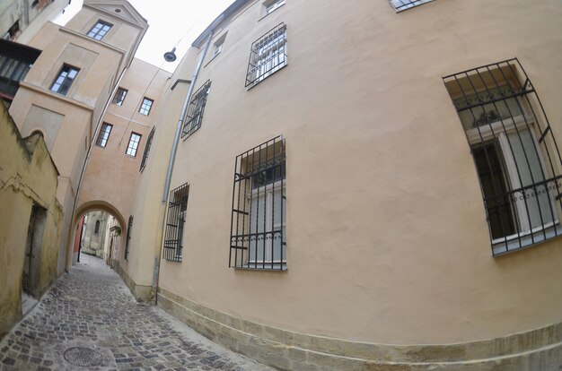 Rue étroite avec un chemin de pavés. Passage entre les anciens gratte-ciel historiques de Lviv, en Ukraine