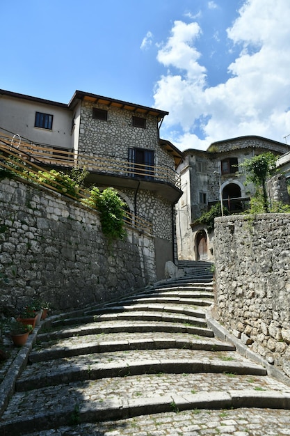 Une rue étroite de Cusano Mutri, une ville médiévale de la province de Bénévent, en Italie