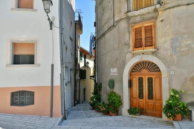 Une rue étroite de Cusano Mutri, une ville médiévale de la province de Bénévent, en Italie